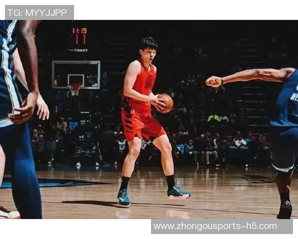 杨瀚森在比赛中掩护和传球速度较慢但节奏略快于克林根