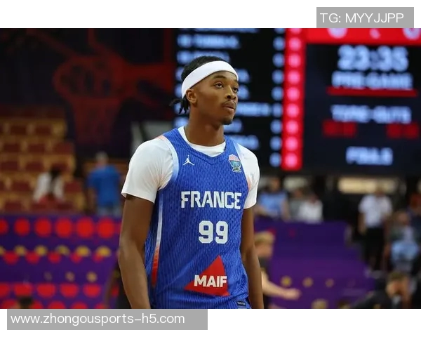 浓眉半场表现出色8投5中贡献12分5篮板1助攻1抢断展现强大实力