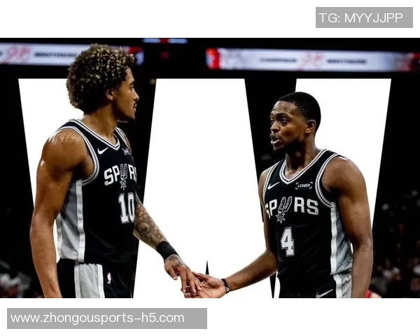 福克斯半场表现出色10投4中三分2中4贡献12分5助助力球队争胜